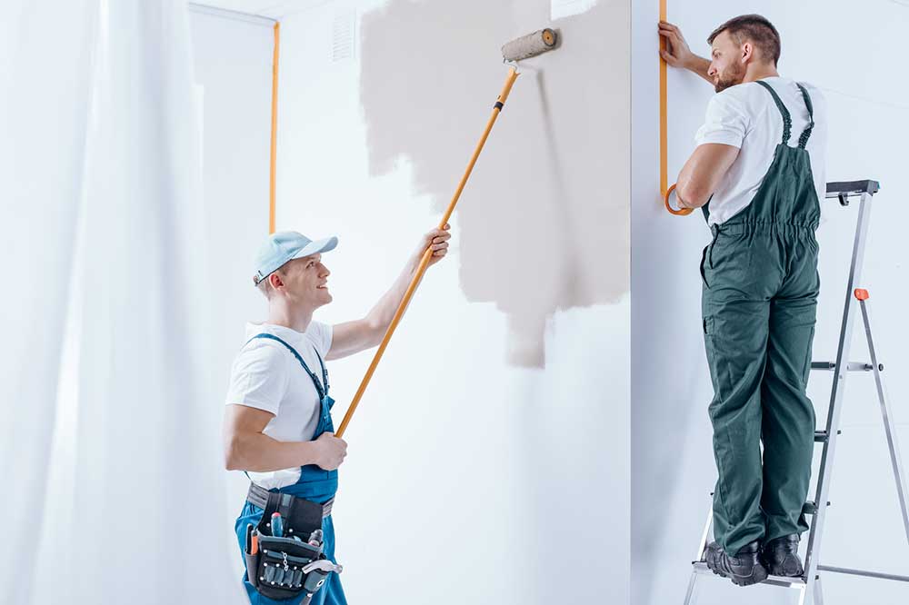 Peintre professionnel préparant un mur pour la peinture intérieure à Toulouse
