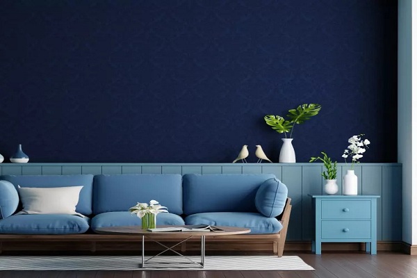 Salon moderne avec un mur bleu profond parfaitement peint