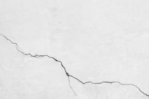 Gros plan sur un mur fissuré avant préparation