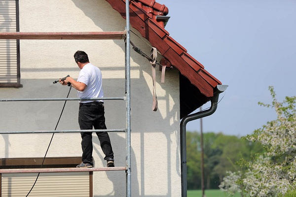 Nettoyage d'une façade avant ravalement